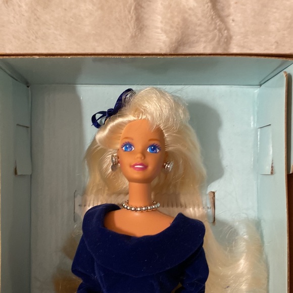 NRFB Vintage 1995 AVON ~ Winter Velvet Barbie Doll ❄️ - Picture 2 of 12